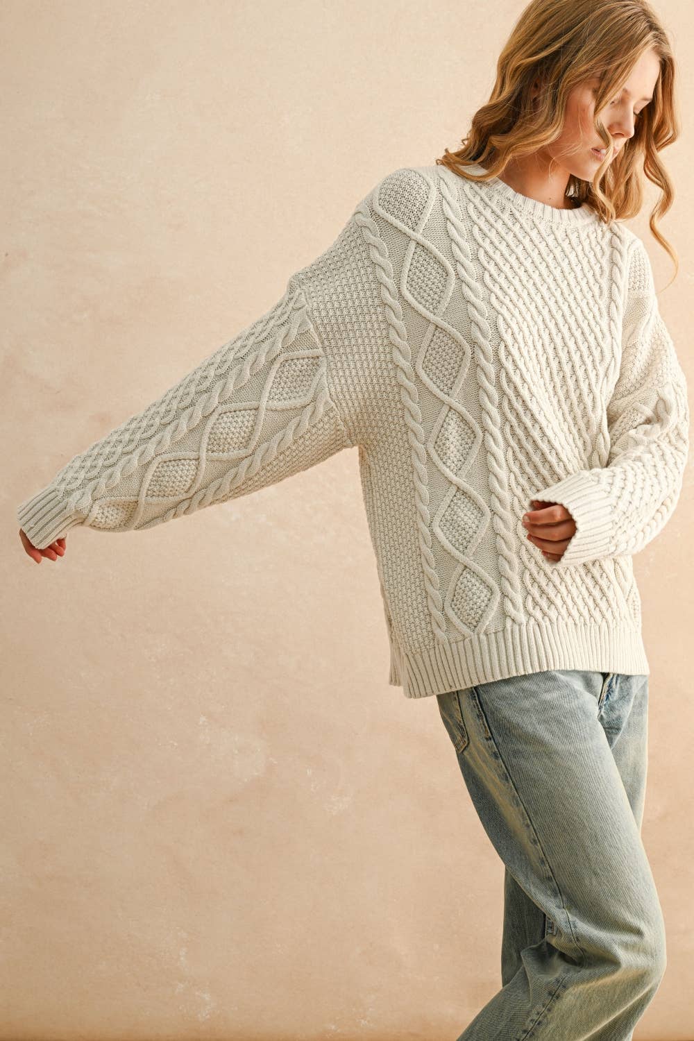 ROUND NECK CABLE KNITTED TOP: OATMEAL