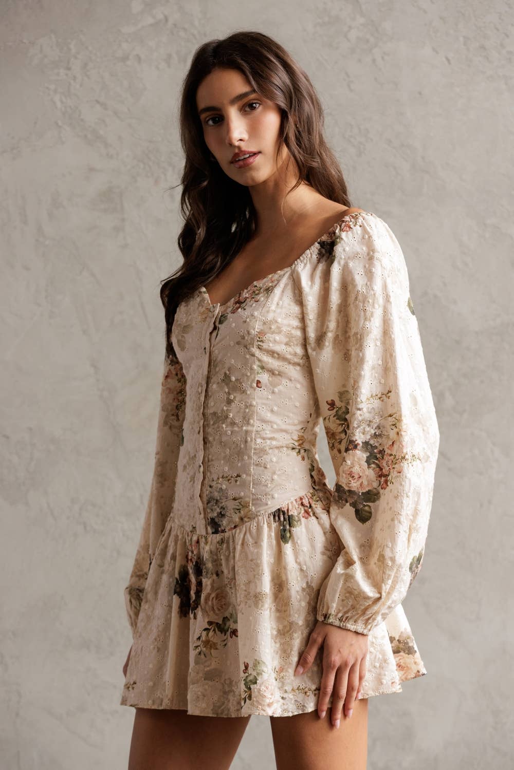FLORAL EYELET PUFF SLEEVE ROMPER: BEIGE FLORAL