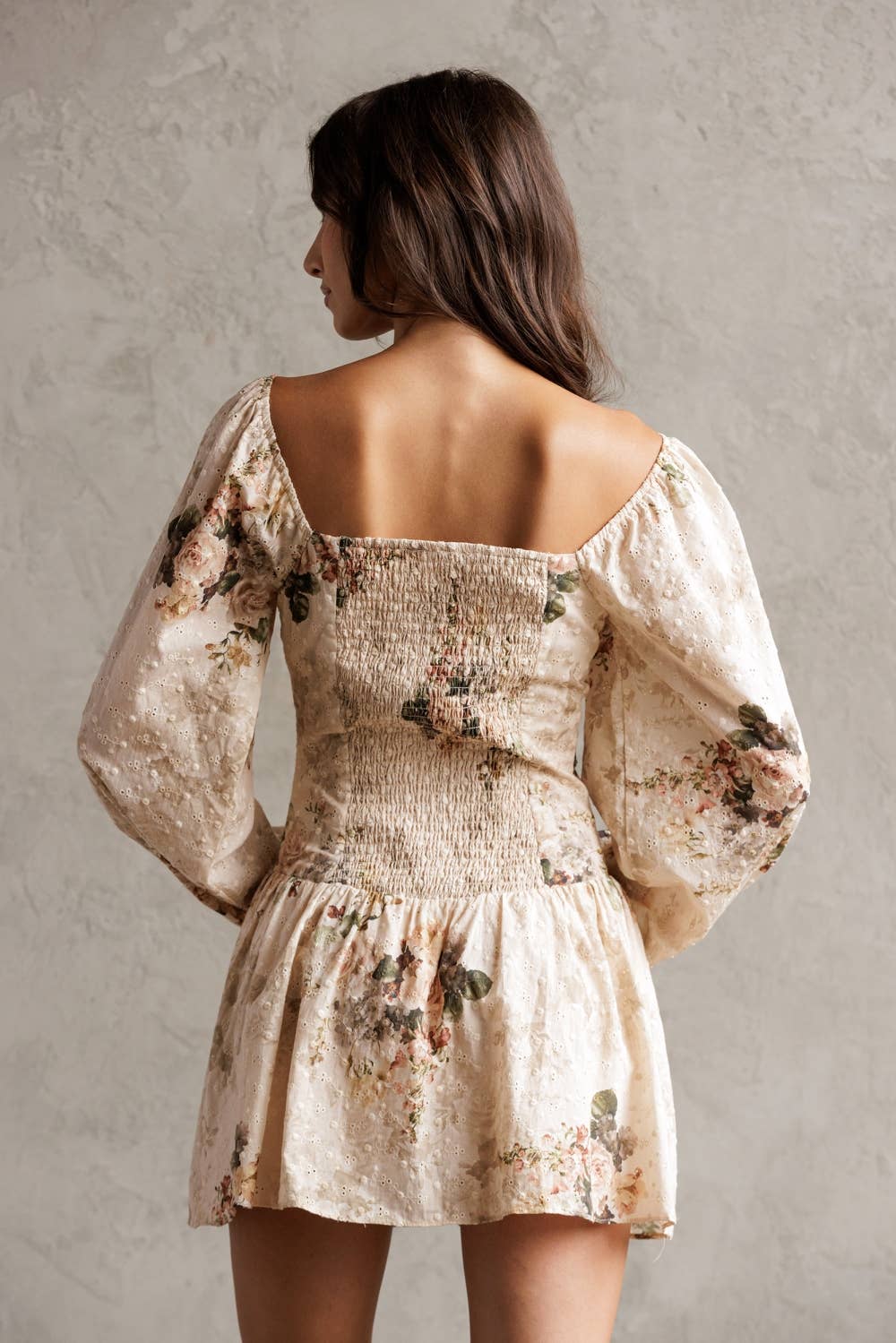 FLORAL EYELET PUFF SLEEVE ROMPER: BEIGE FLORAL