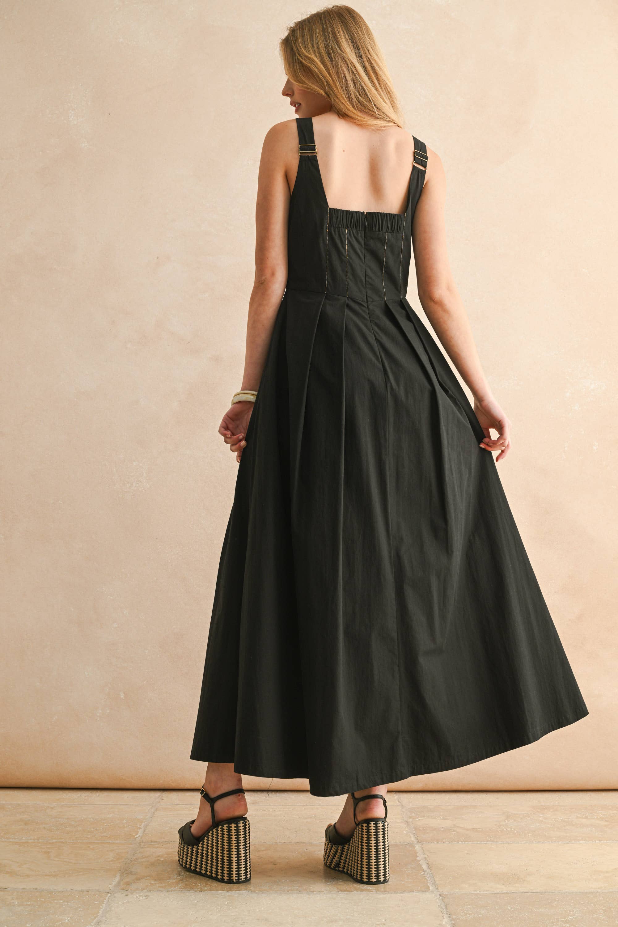 STITCH FRONT PLEATED DETAIL DRESS: Black