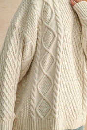 ROUND NECK CABLE KNITTED TOP: OATMEAL