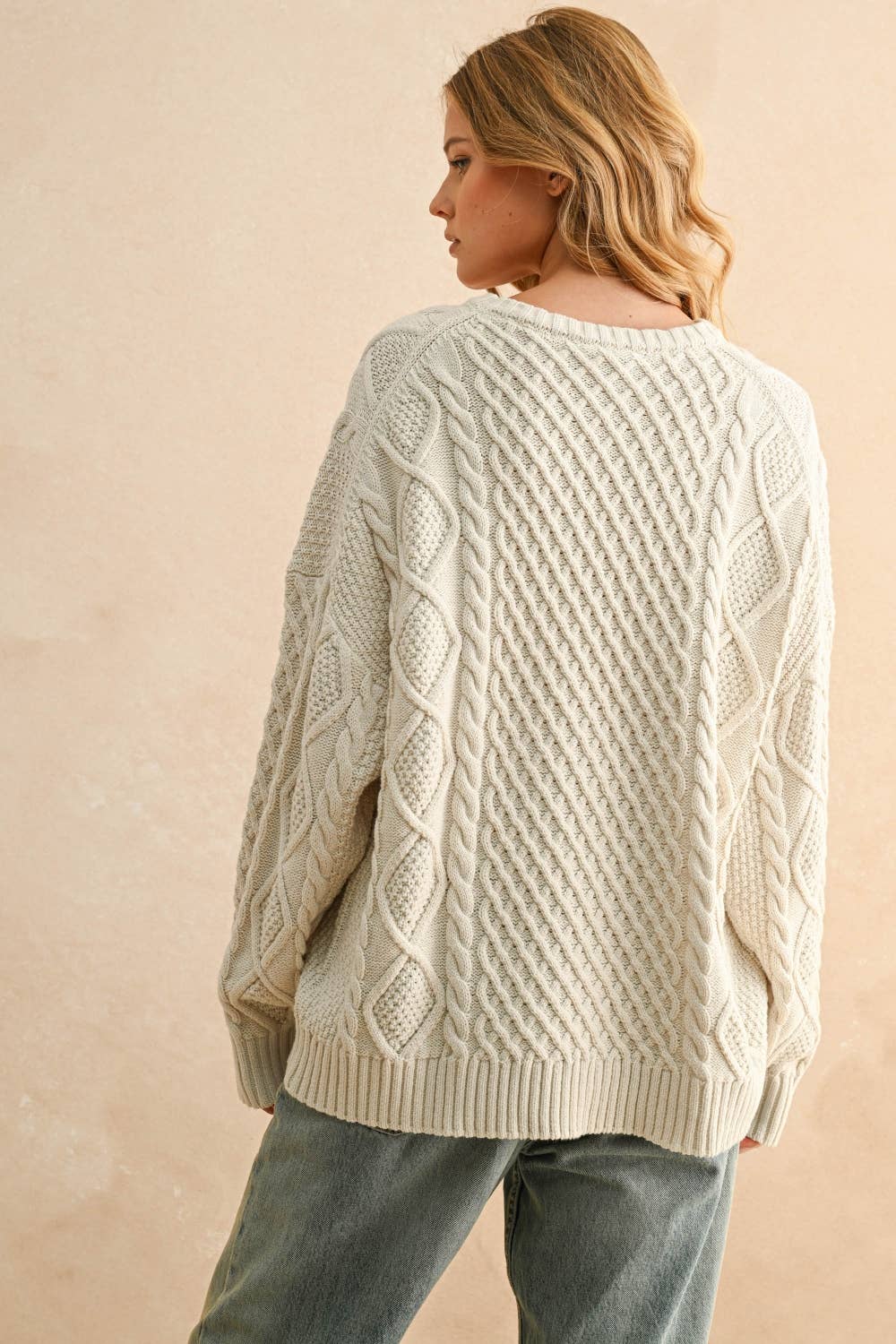 ROUND NECK CABLE KNITTED TOP: OATMEAL